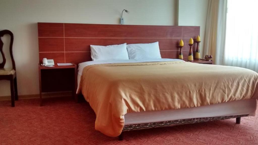 Hotel Flor De Los Andes Tulcán Esterno foto