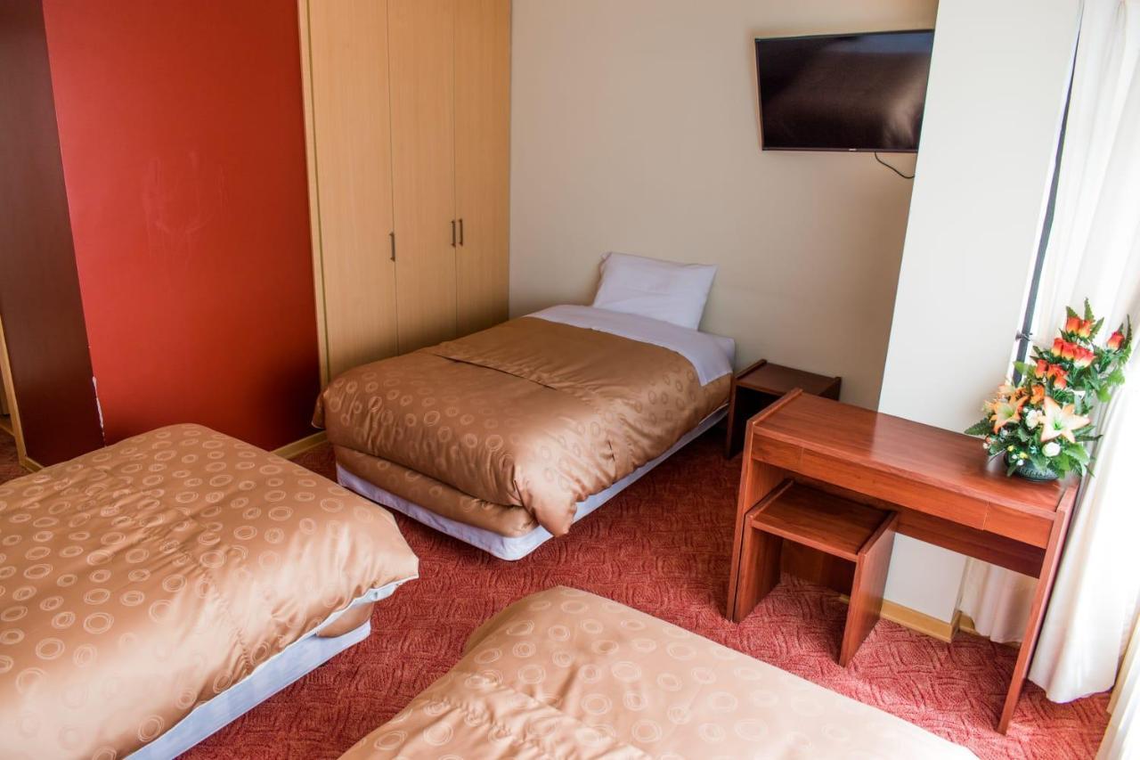 Hotel Flor De Los Andes Tulcán Esterno foto