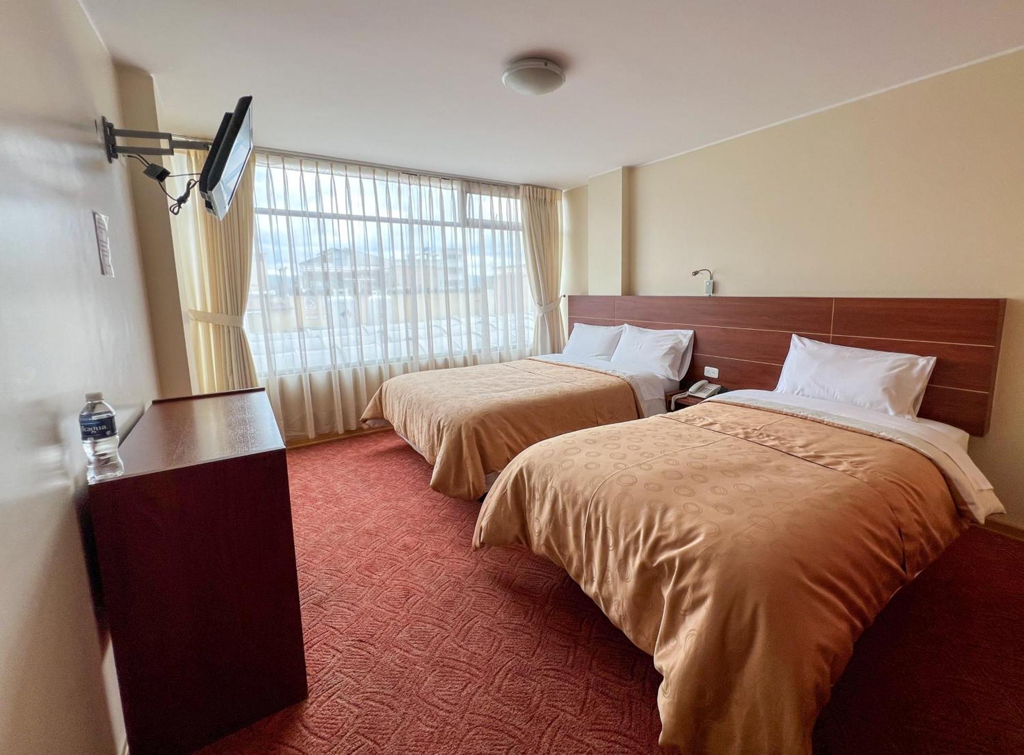 Hotel Flor De Los Andes Tulcán Esterno foto