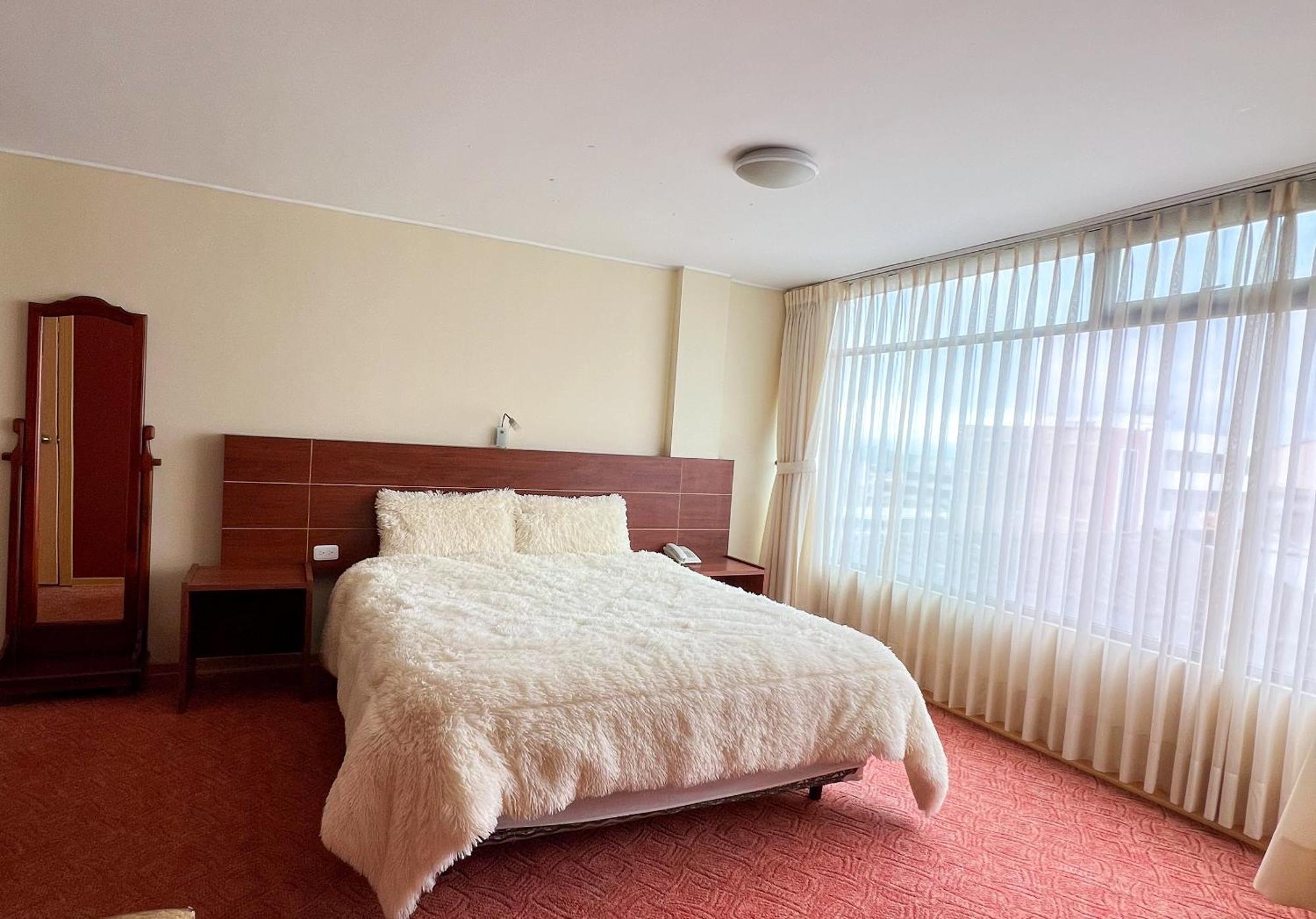 Hotel Flor De Los Andes Tulcán Esterno foto